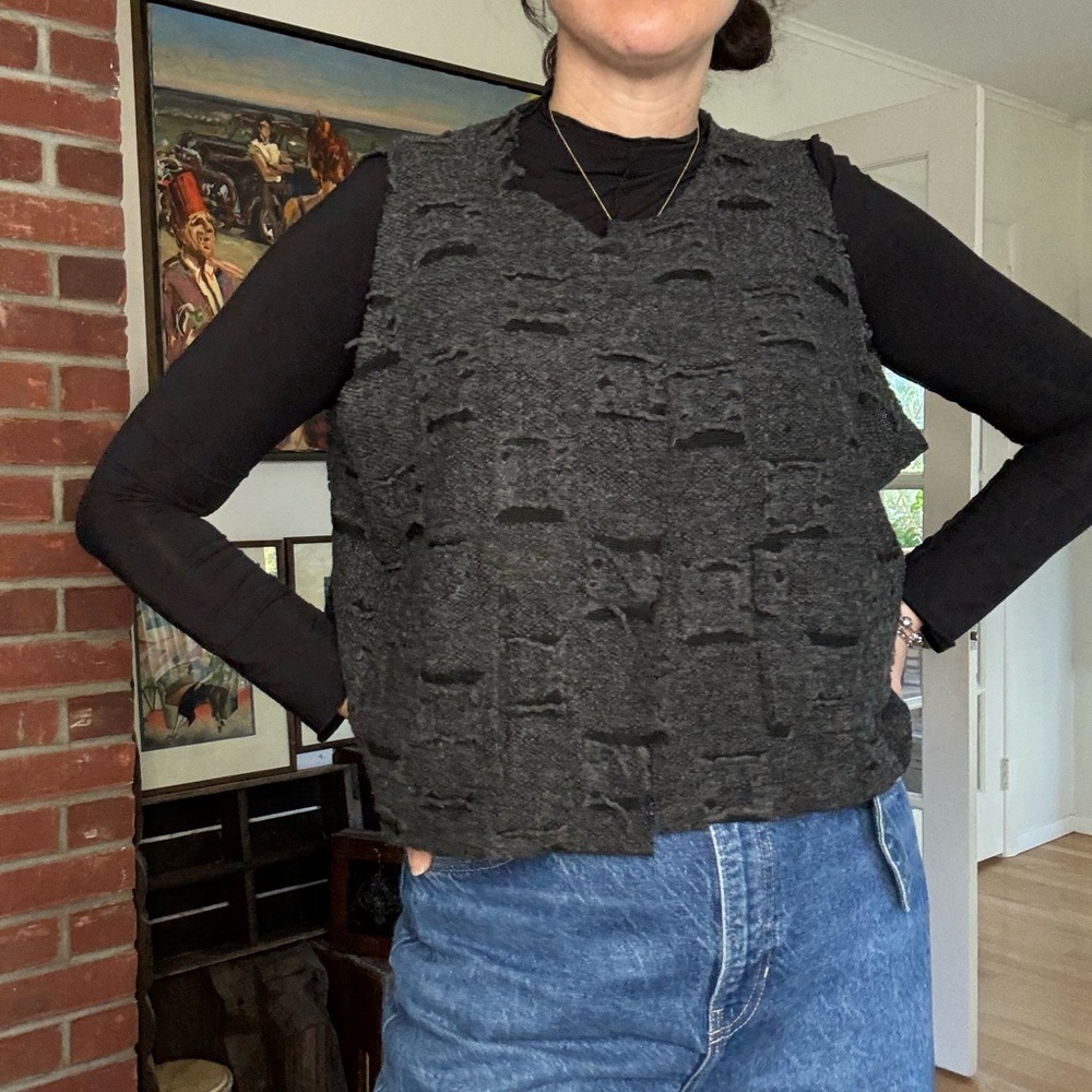 Chic Textured Charcoal Sleeveless Vest - Picture 2 of 10